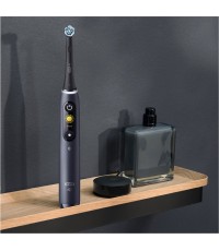 Oral-B iO Series 8 Ηλεκτρική Οδοντόβουρτσα με Χρονομετρητή, Αισθητήρα Πίεσης και Θήκη Ταξιδίου Μαύρη